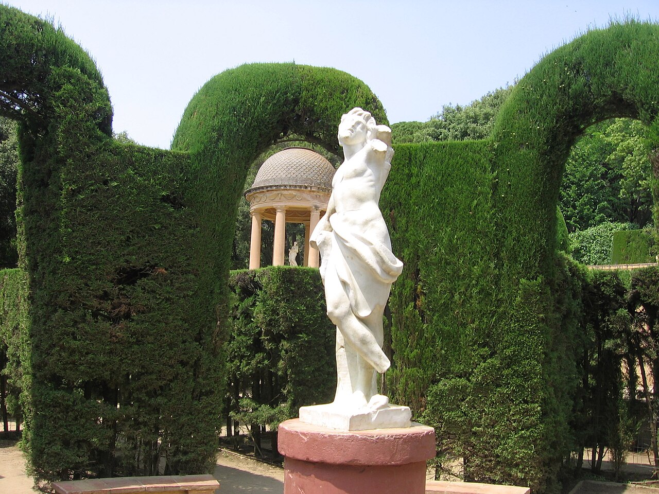 Estatua de Eros en el centro del laberinto - Por Canaan - Trabajo propio, CC BY-SA 3.0, https://commons.wikimedia.org/w/index.php?curid=26938623.