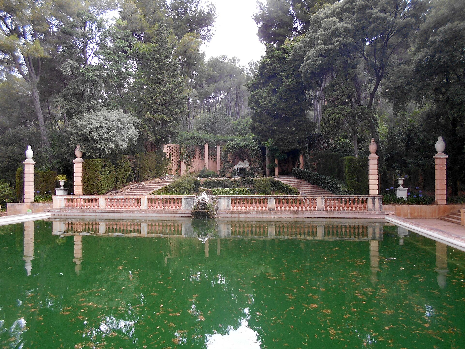 Estanque y gruta de la ninfa Egeria al fondo - Por Canaan - Trabajo propio, CC BY-SA 4.0, https://commons.wikimedia.org/w/index.php?curid=61520777.