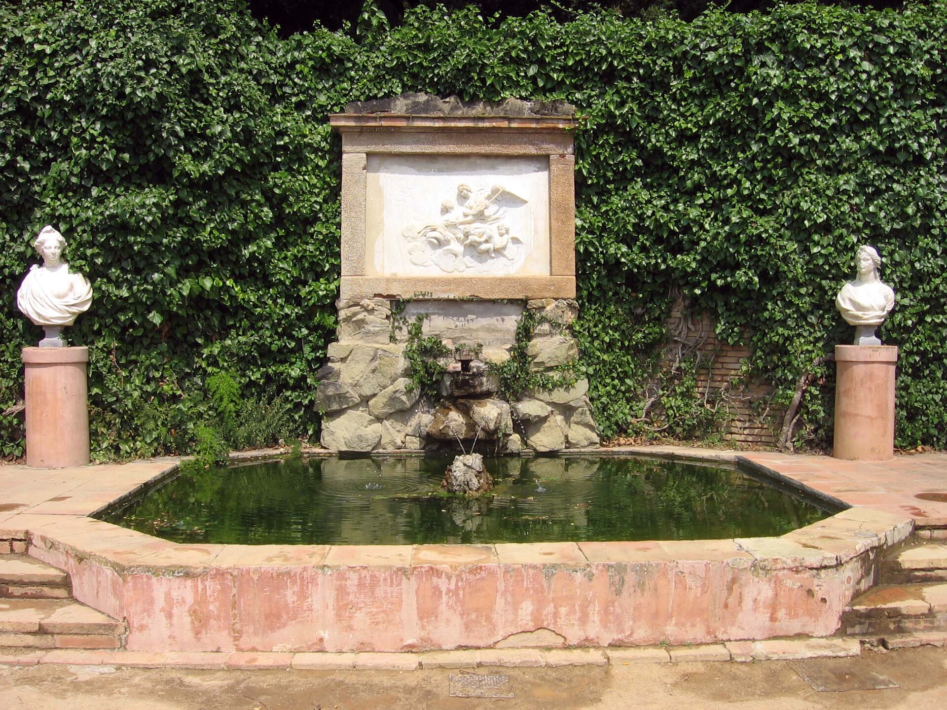 Estanque con bustos y relieve de Traslación al cielo de una mujer amada por un dios - Por Canaan - Trabajo propio, CC BY-SA 4.0, https://commons.wikimedia.org/w/index.php?curid=61521137.