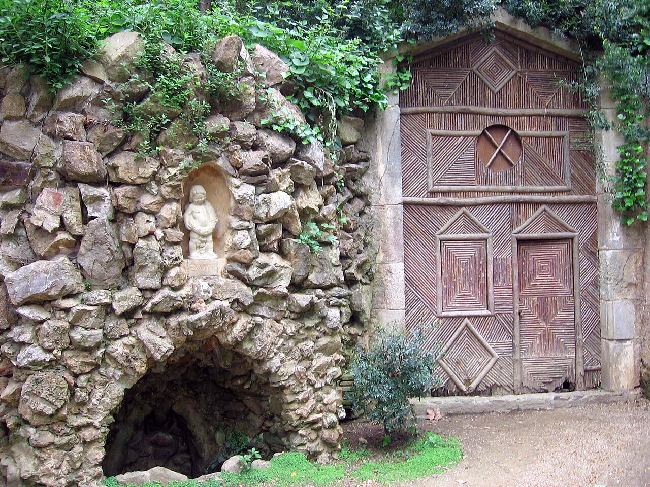 Exvoto (a la izquierda) y cabaña del ermitaño - Por Canaan - Trabajo propio, CC BY-SA 4.0, https://commons.wikimedia.org/w/index.php?curid=61521280.