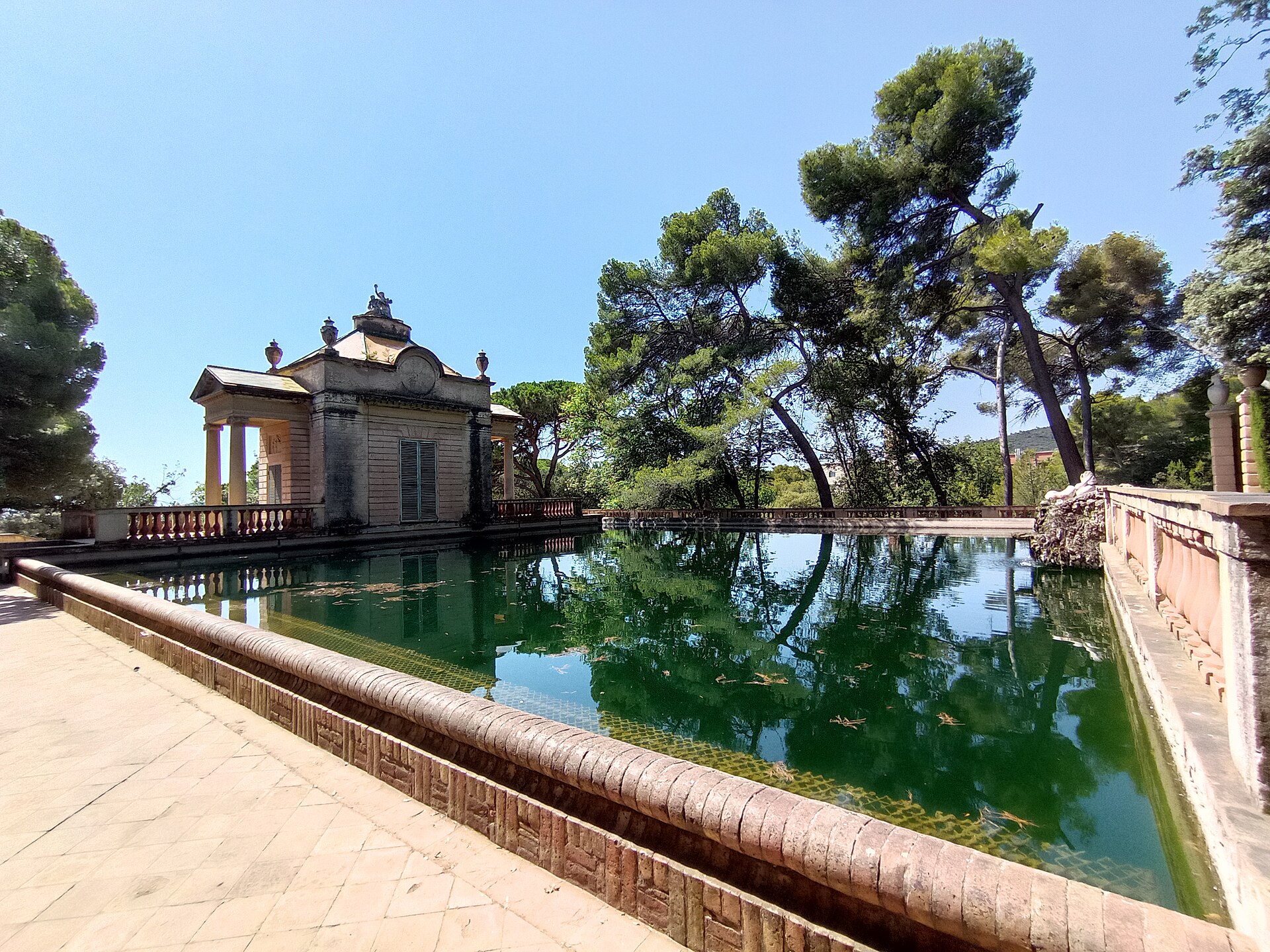 Estanque y pabellón de Carlos IV - Por Canaan - Trabajo propio, CC BY-SA 4.0, https://commons.wikimedia.org/w/index.php?curid=151059217.