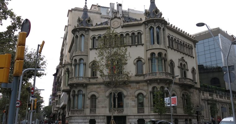 Casa Pérez Samanillo and the Círculo Ecuestre.