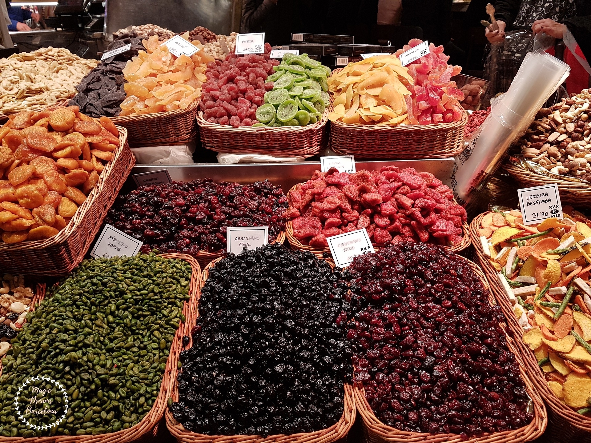 Detalle de dulces en el Mercado de San José (Mercado de la Boquería) en la Rambla.