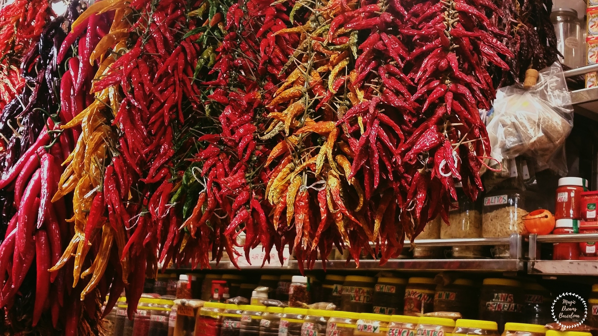 Detalle de pimientos en el Mercado de San José (Mercado de la Boquería) en la Rambla.