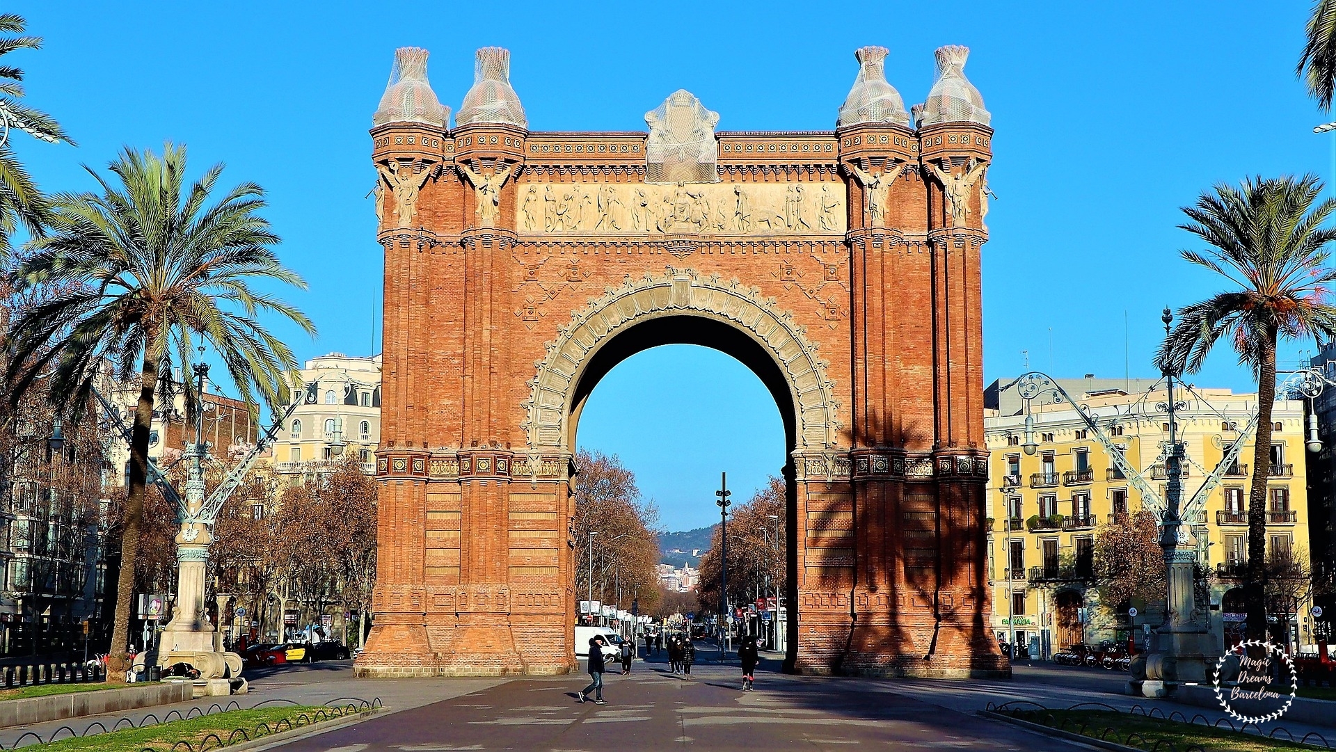 Perspectiva a pie del Arco de Triunfo.