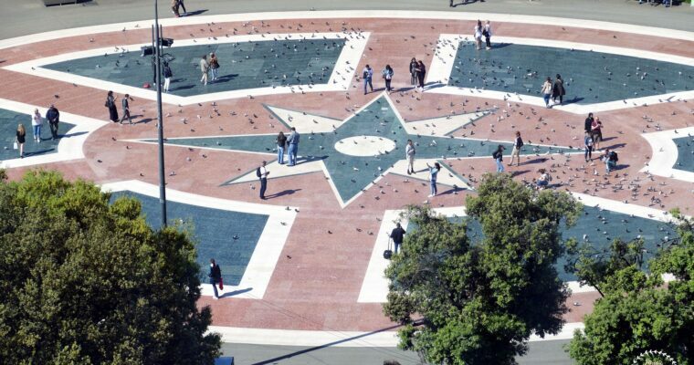 Plaza Cataluña – El corazón de Barcelona.