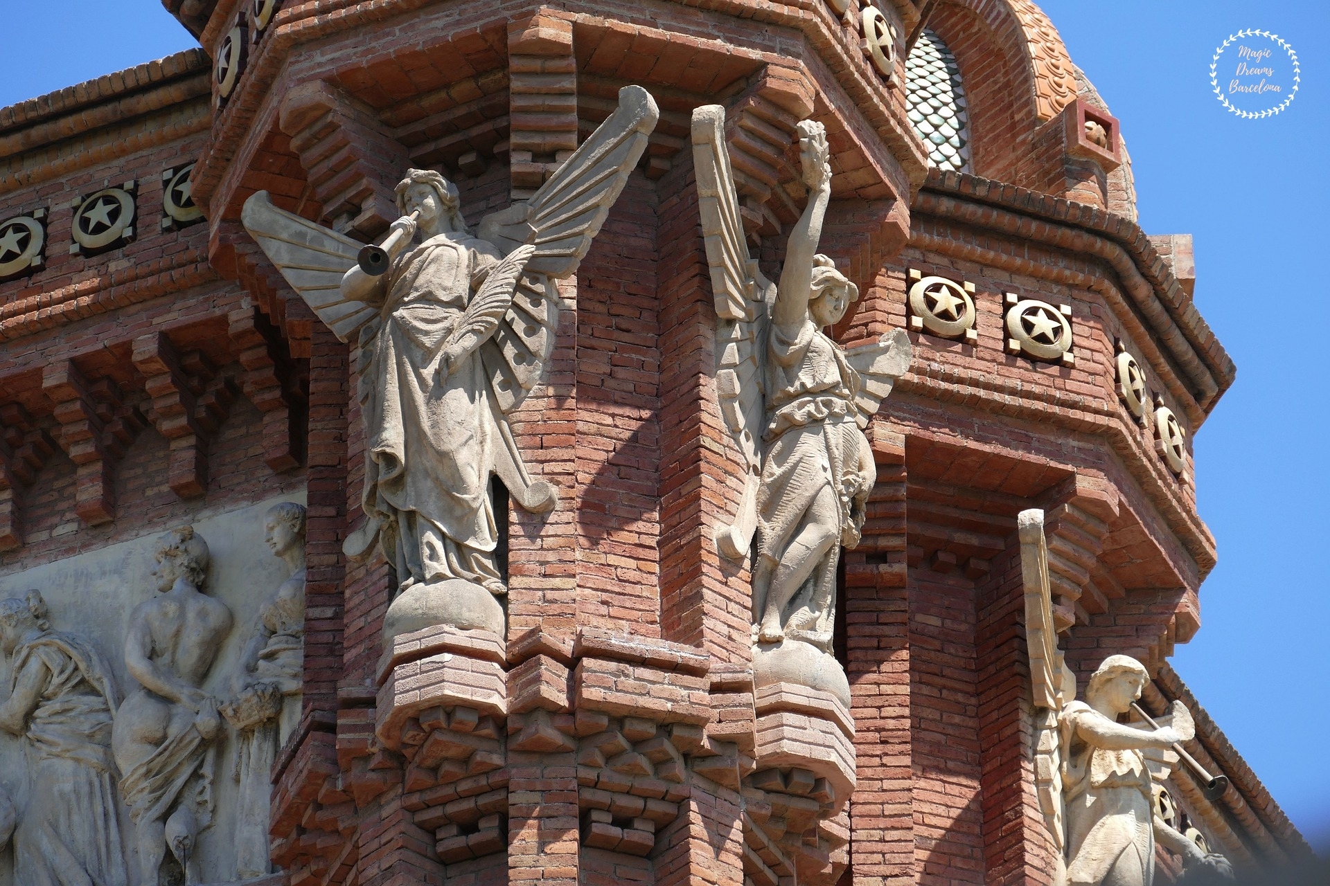Detalle exterior en el Arco de Triunfo.