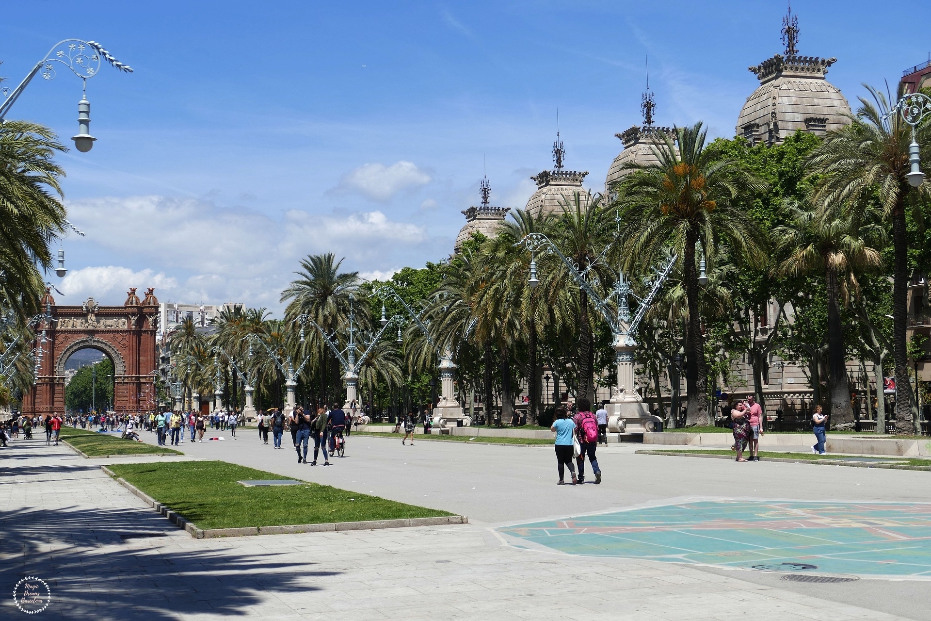 Perspectiva a pie del Arco de Triunfo.