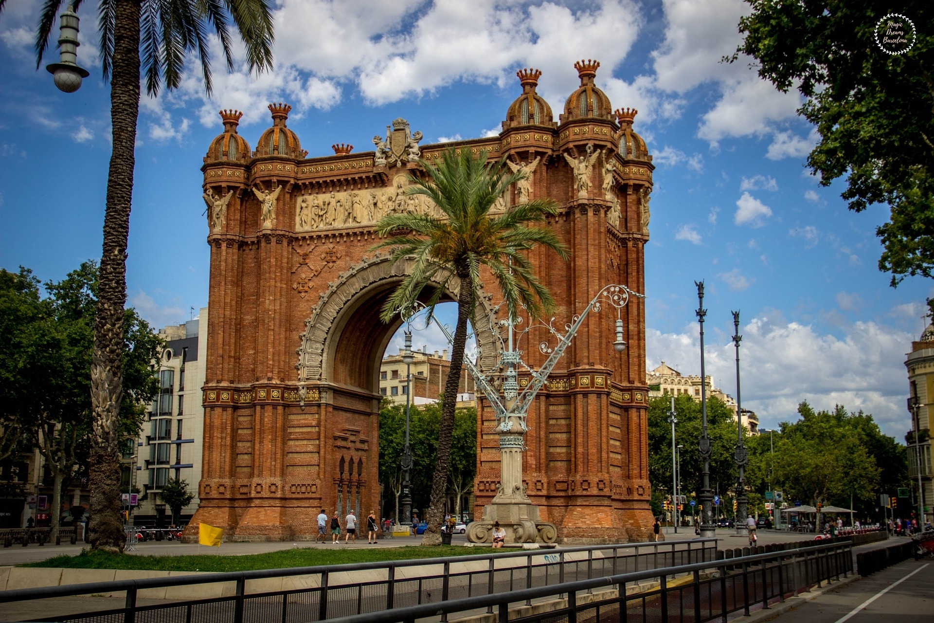 Perspectiva a pie del Arco de Triunfo.