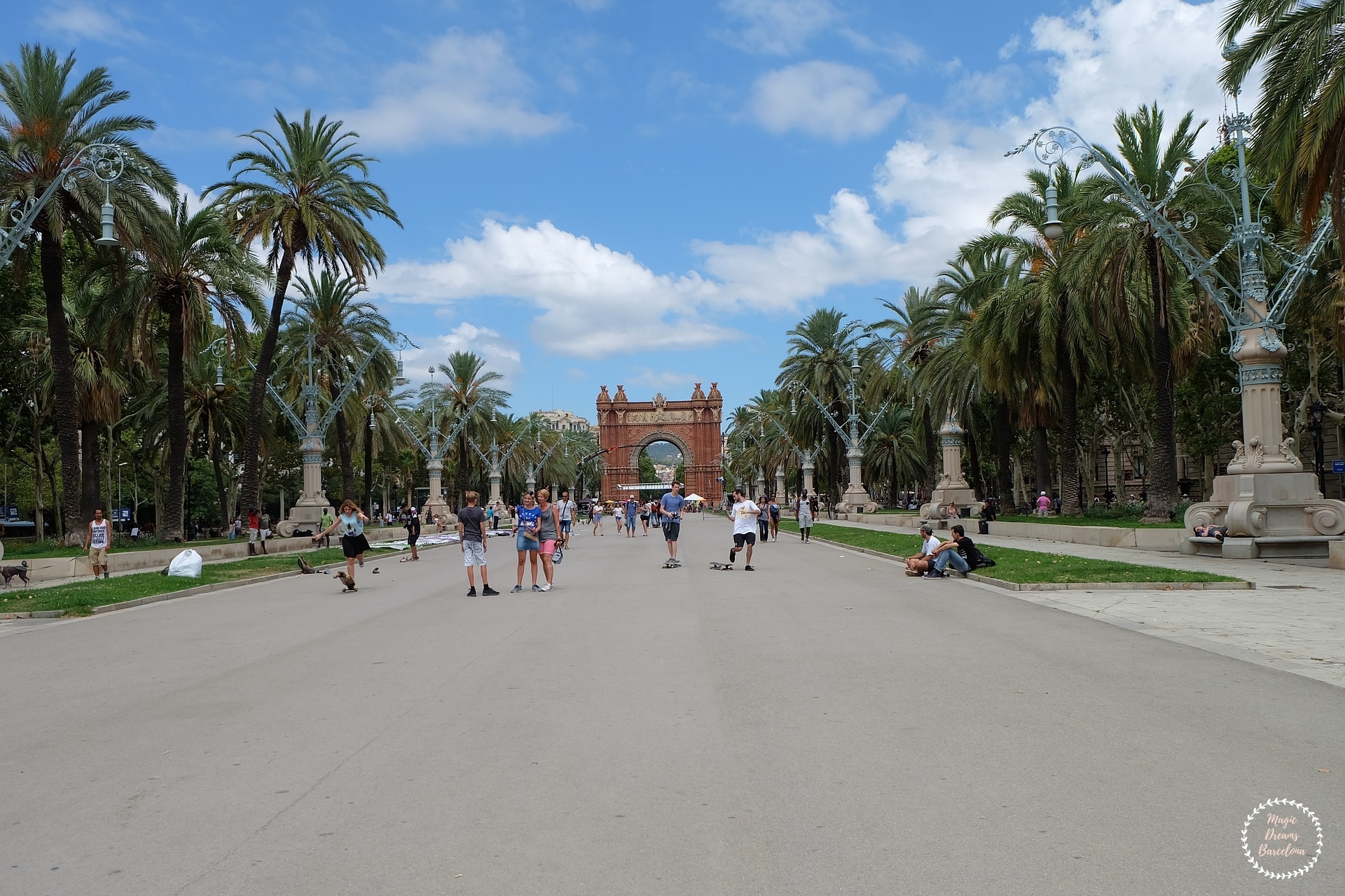 Perspectiva a pie del Arco de Triunfo.