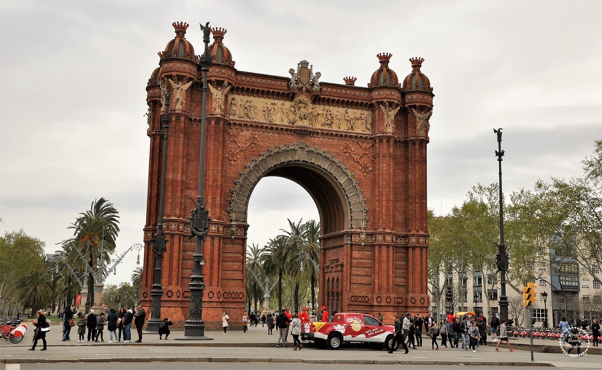 Perspectiva a pie del Arco de Triunfo.