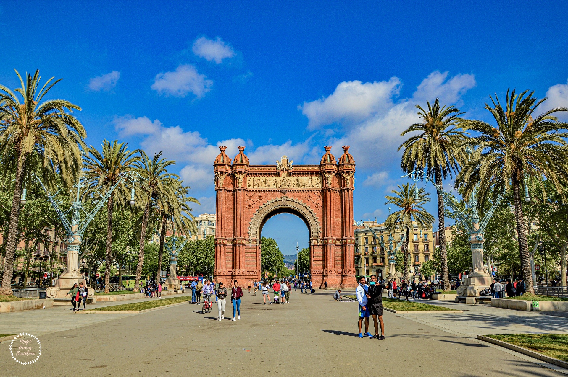 Perspectiva a pie del Arco de Triunfo.
