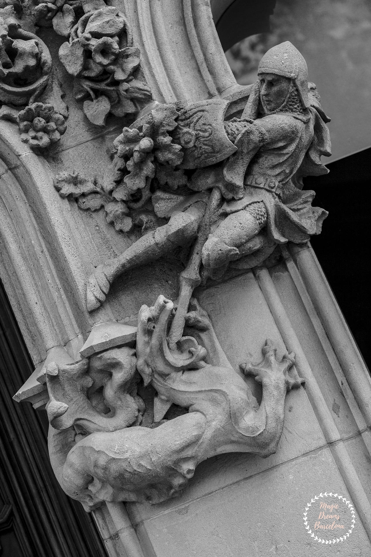 Detalle escultura de Sant Jordi matando al Dragón.