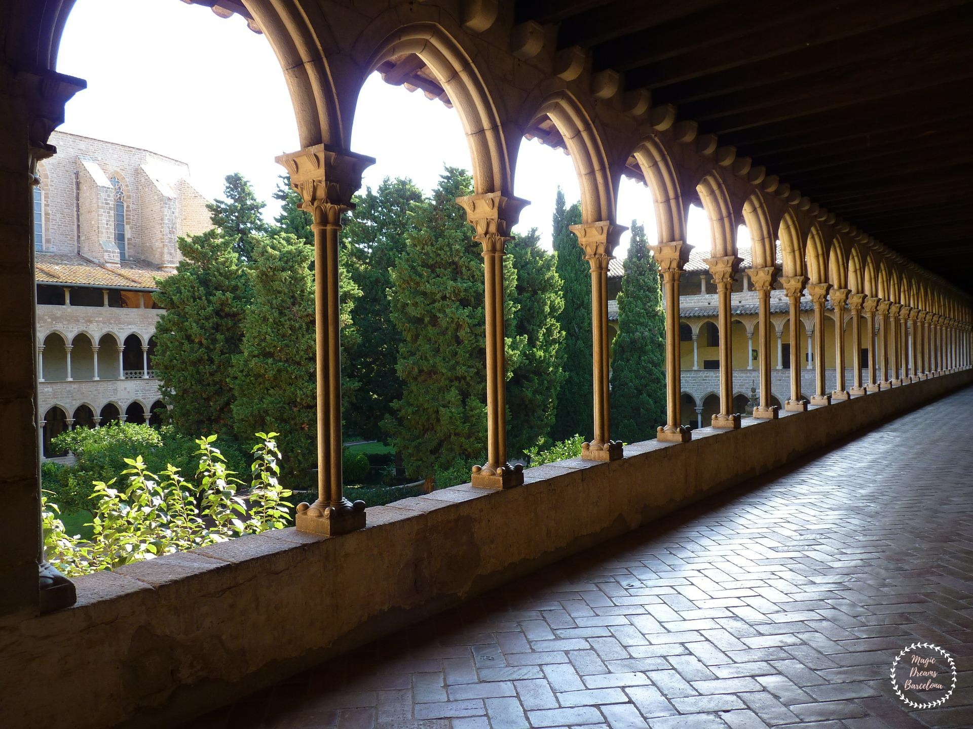 Perspectiva a pie en el claustro del Palacio Real de Pedralbes.