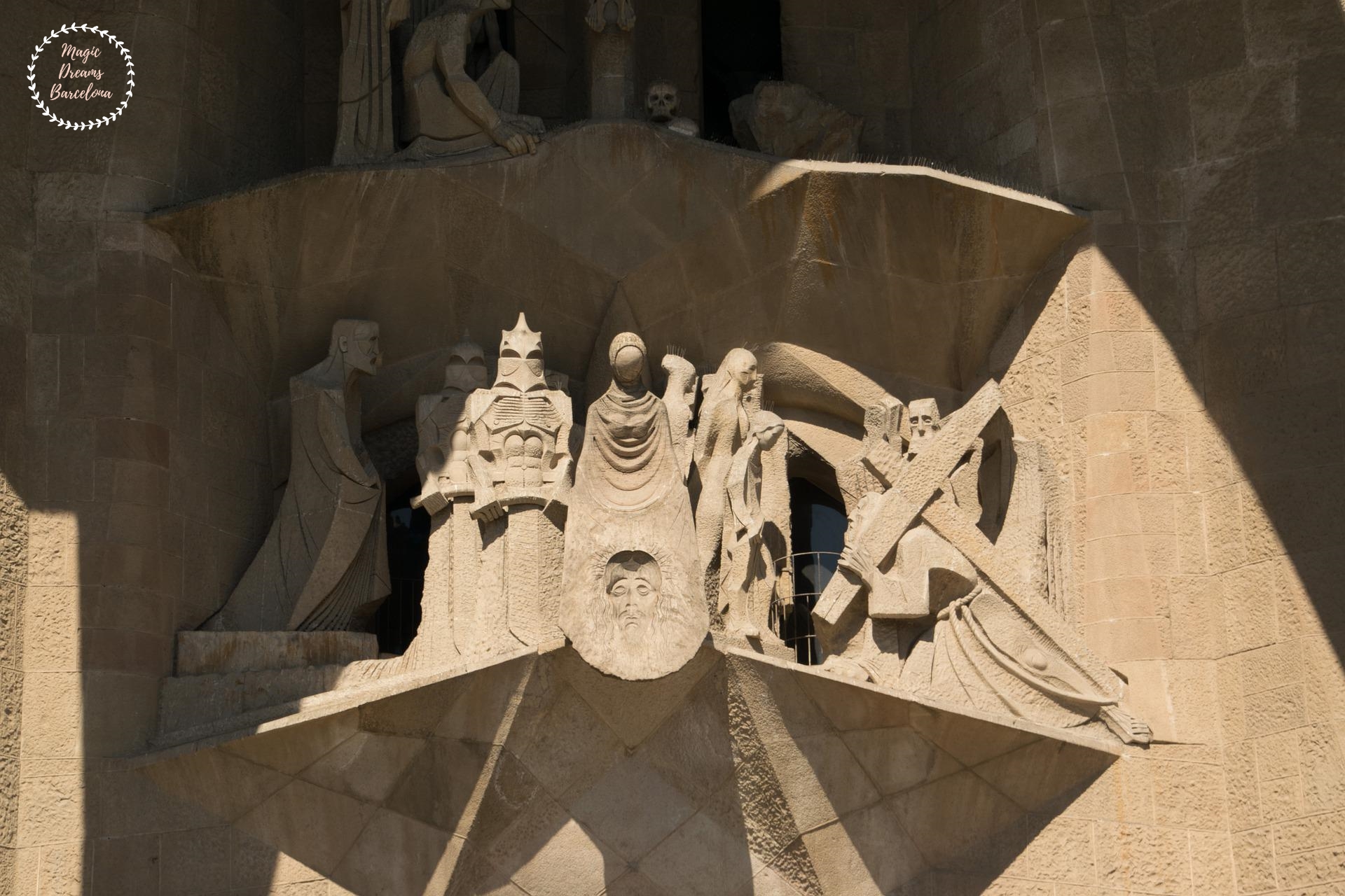 Detalle esculturas exteriores en el Templo Expiatorio de la Sagrada Familia de Antoni Gaudí.