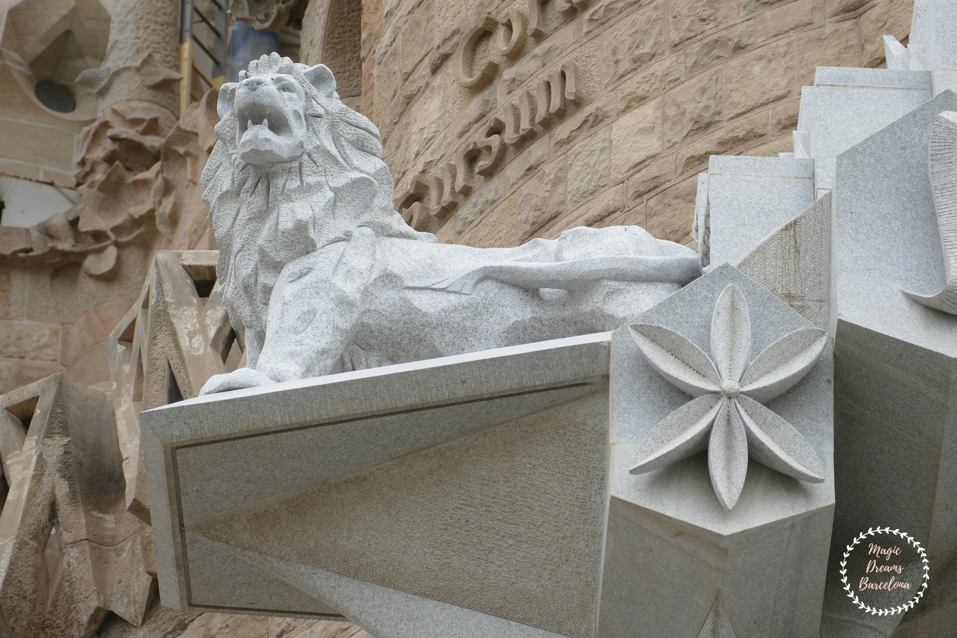 Detalle escultura exterior en el Templo Expiatorio de la Sagrada Familia de Antoni Gaudí.