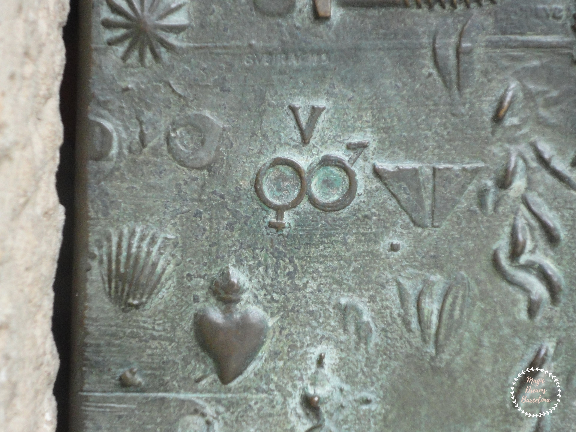 Detalle puerta exterior en el Templo Expiatorio de la Sagrada Familia de Antoni Gaudí.