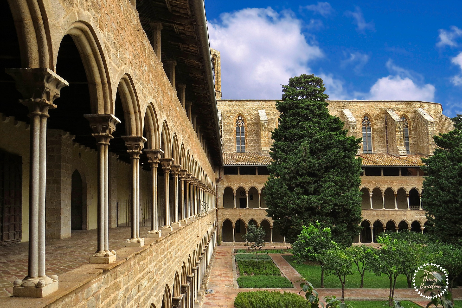 Perspectiva a pie en el claustro del Palacio Real de Pedralbes.