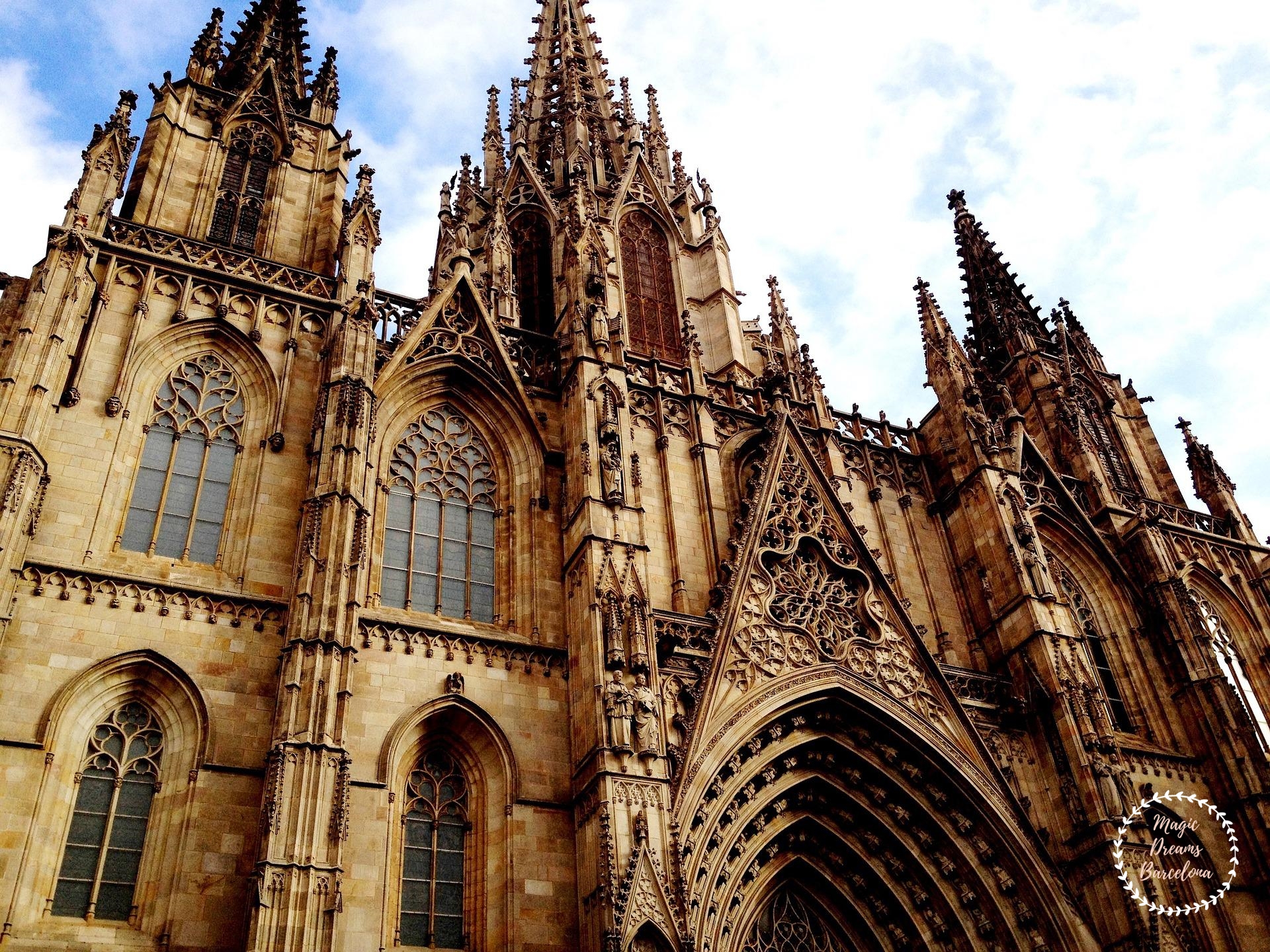 Detalle exterior catedral Gótica de Barcelona.
