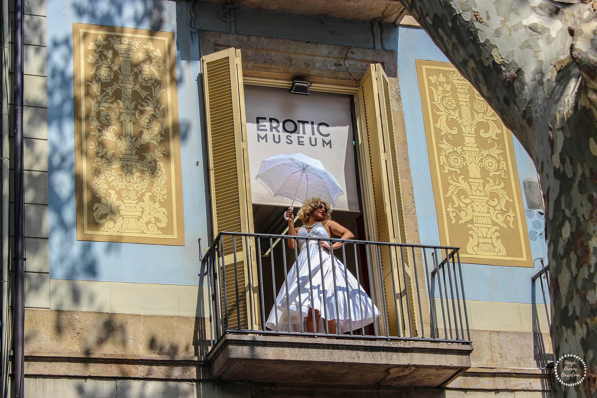 Detalle exterior del Museo Erótico de Barcelona.