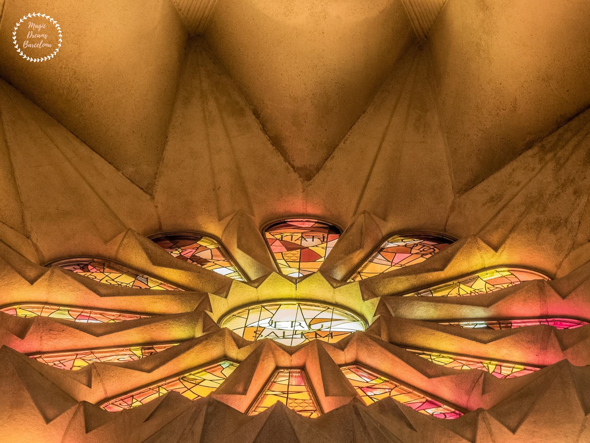 Detalle rosetón en el Templo Expiatorio de la Sagrada Familia de Antoni Gaudí.