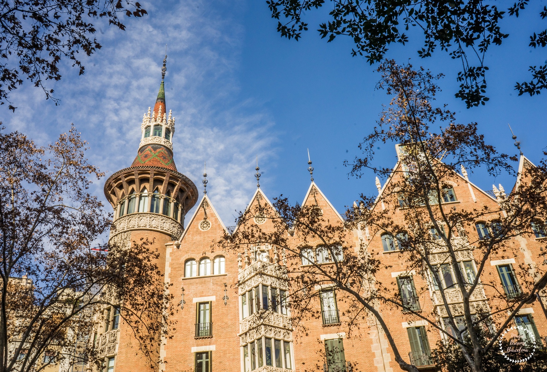 Casa de les Punxes por Josep Puig i Cadafalch.