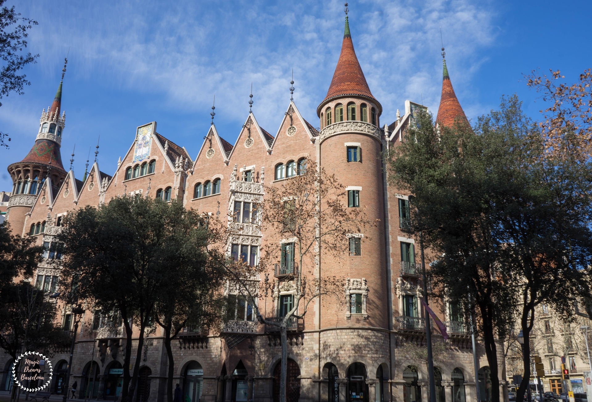 Casa de les Punxes por Josep Puig i Cadafalch.