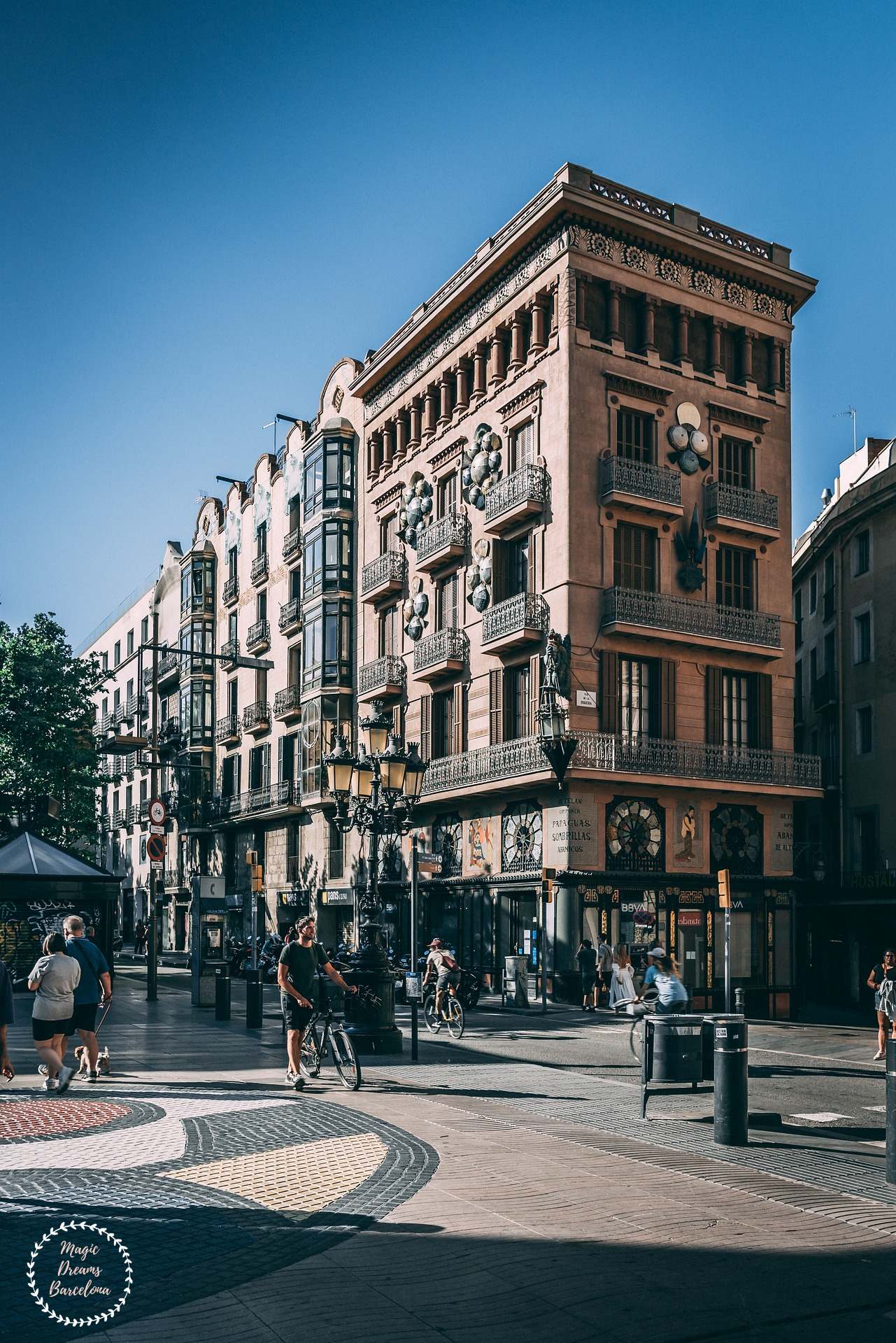 Perspectiva a pie del Bruno Cuadros, frente al mosaico Miró.