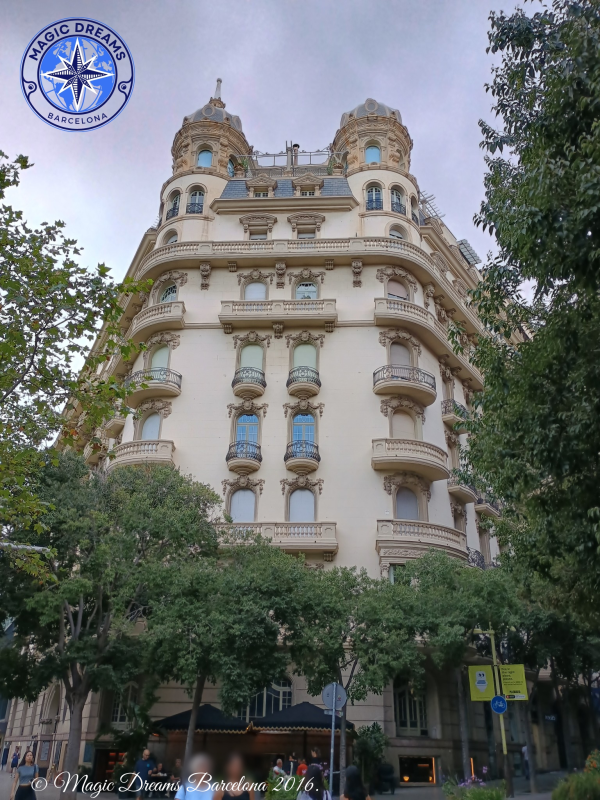 Edificio Mas de Miquel: Un Tesoro Modernista en el Corazón de Barcelona.