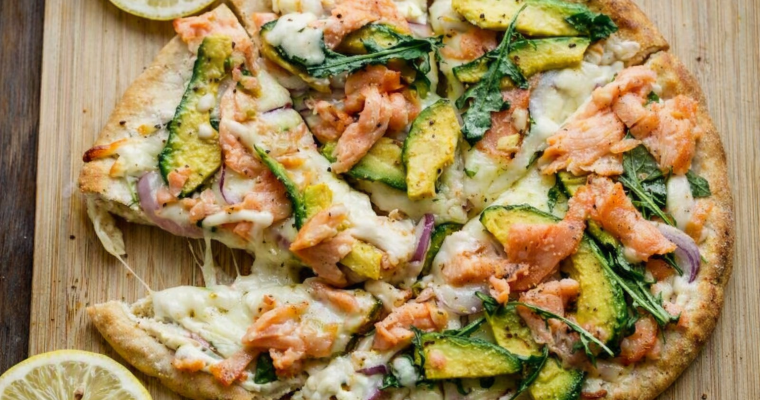Pizza Gourmet Artesanal de Salmón Ahumado, Aguacate y Rúcula.