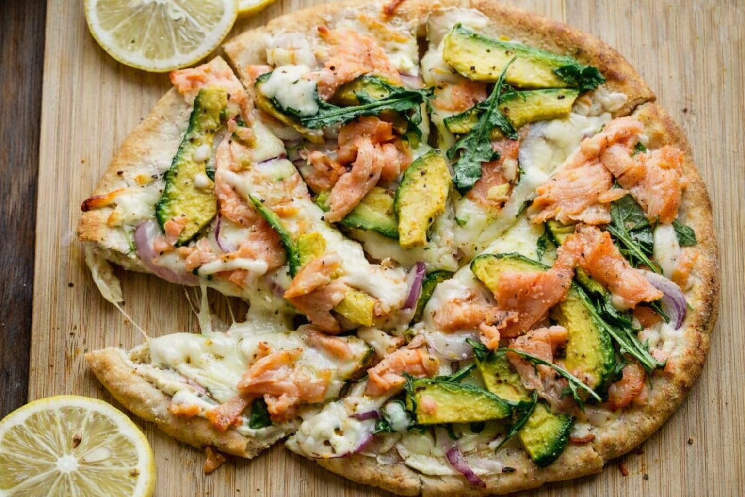 Pizza Gourmet Artesanal de Salmón Ahumado, Aguacate y Rúcula.